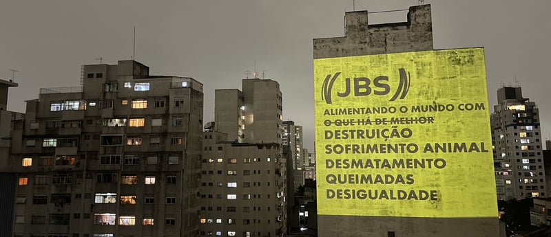 Projeção com frase de protesto contra JBS