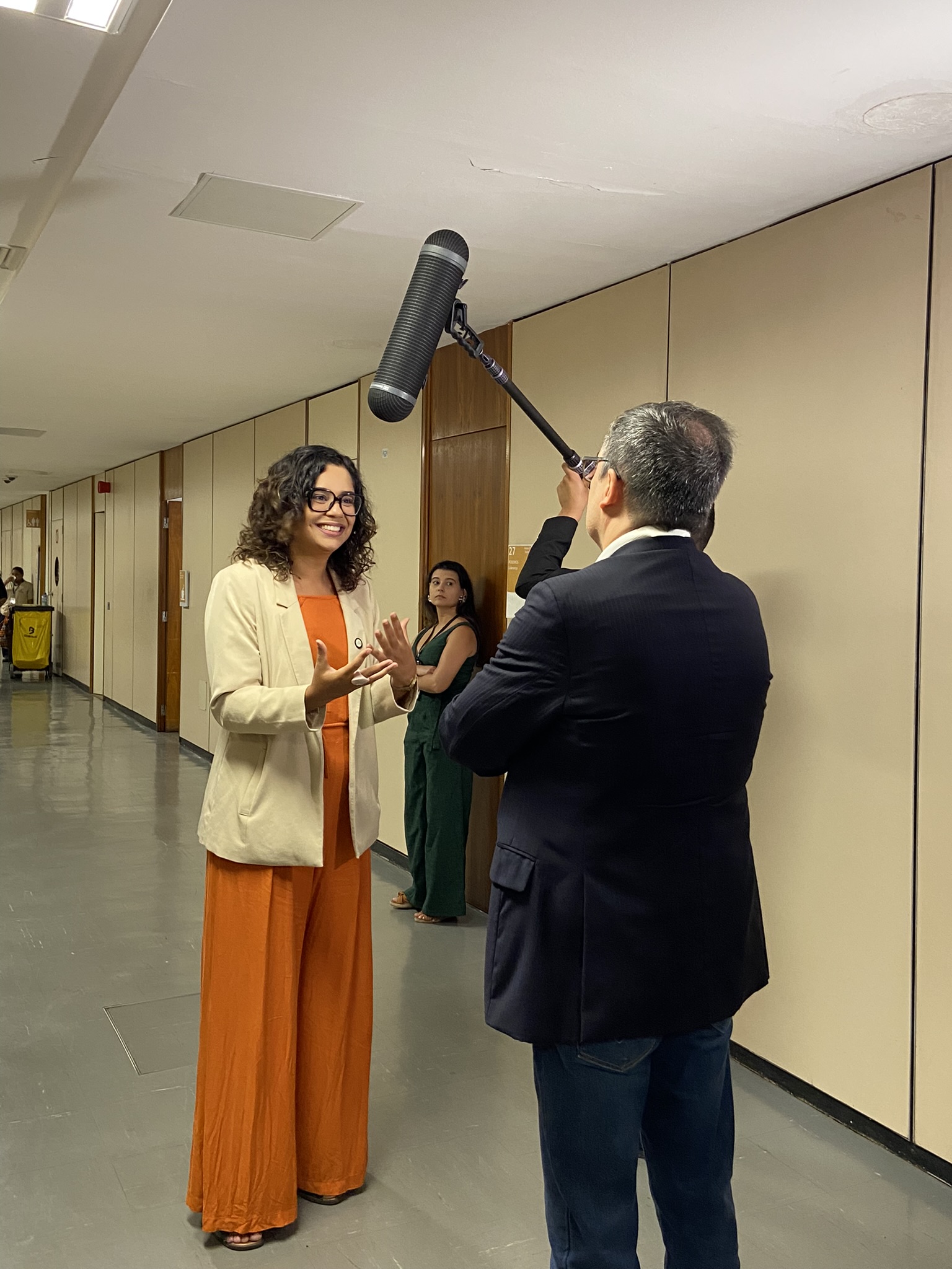 Natália Figueiredo, Gerente de Políticas Públicas, durante entrevista à TV Senado no lançamento da Agenda Animal 2025
