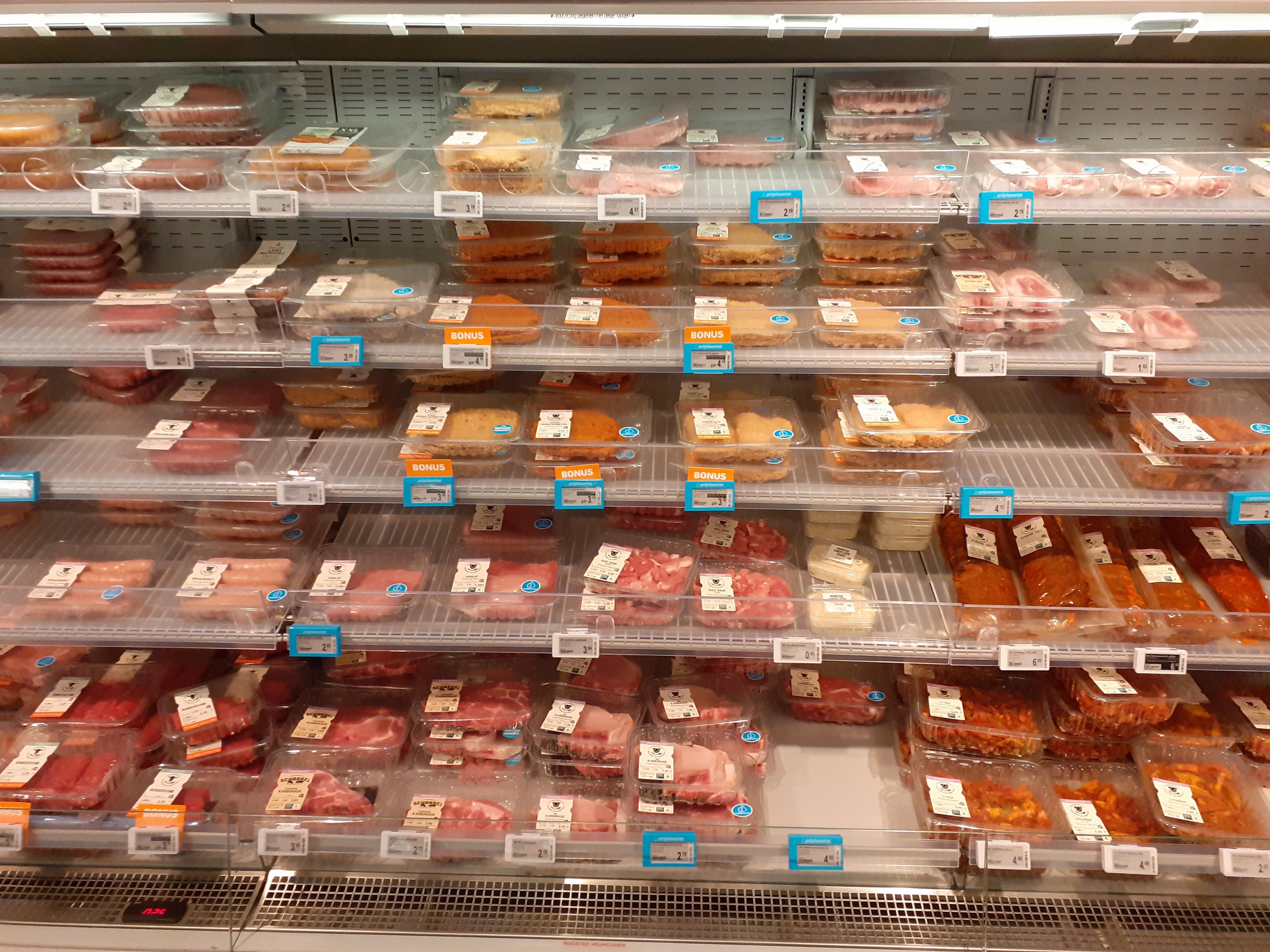 Imagem de carnes expostas em prateleiras de supermercados